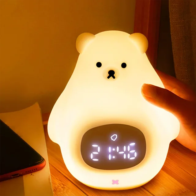 Lampa de veghe LED RGB Ursulet cu ceas si alarma, din silicon, acumulator, telecomanda